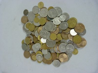 une pile de pièces de monnaie posée sur une surface blanche