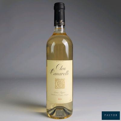 une bouteille de vin posée sur une table