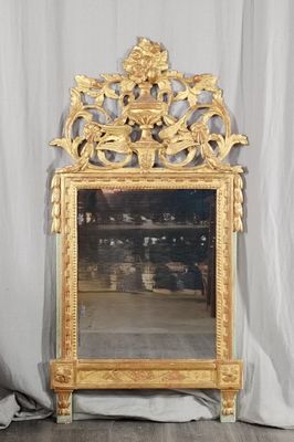 un miroir posé par terre devant un rideau