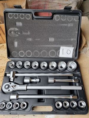 un ensemble d'outils rangés dans une mallette posée sur une table