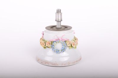 une petite lampe posée sur une table blanche