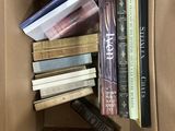 une boîte pleine de livres posée sur une table