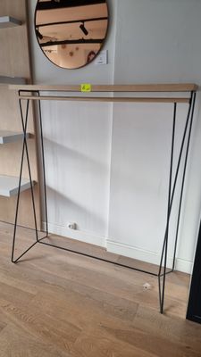 5 portants en métal laqué noir et stratifié marron, surmonté…