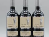 trois bouteilles de vin rouge posées côte à côte sur une table