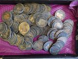 beaucoup de pièces dans une boîte posée sur une table