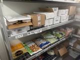 de nombreuses boîtes de nourriture sur les étagères du magasin