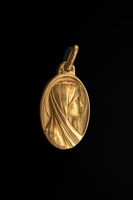 un gros plan d'une médaille d'or sur fond noir