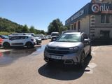 La voiture est garée devant un immeuble devant lequel sont garées de nombreuses voitures.
