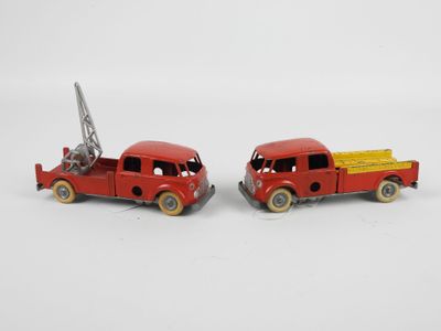 une paire de petits camions de pompiers rouges équipés d'échelles sur le toit