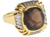 un gros plan d'une bague sertie d'une grosse pierre brune