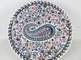 une assiette bleue et blanche ornée d'un motif paisley