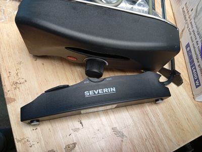 un gros plan d'un grille-pain et d'un grille-pain posé sur une table