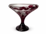 un vase en verre orné d'un motif de fleurs rouges