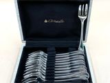 des couverts dans un coffret en argent contenant une fourchette et un couteau