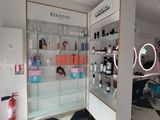 une photo d'un salon avec un sol en damier