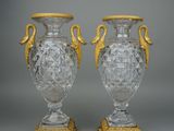 paire de vases anciens en cristal taillé, avec des anses dorées à l'or fin