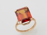 Gros plan sur une bague contenant une pierre rouge