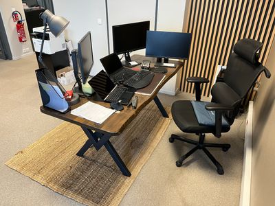 Sur désignation à VAULX MILIEU : Table plateau en mélaminé noir avec s