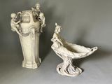 deux vases placés l'un à côté de l'autre sur une table