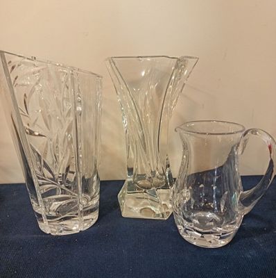 Lot cpt 2 vases en cristal moulé et taillé (H 28 cm), et un …