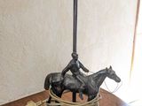 une table sur laquelle se trouvent une lampe et une statue de cheval