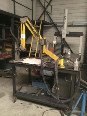 une machine posée sur une table dans un garage
