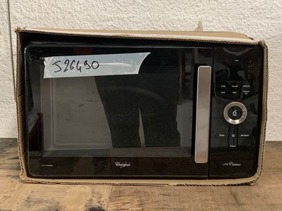 une boîte contenant un micro-ondes, posée sur une table