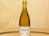 une bouteille de vin posée sur un tonneau