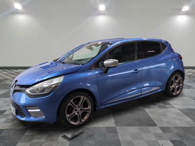 une voiture bleue garée dans un garage au sol en damier