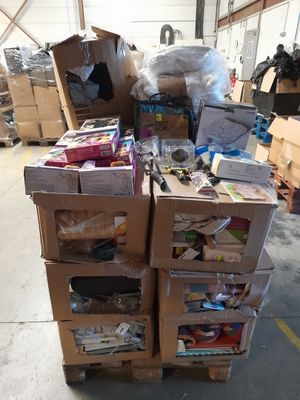 une pile de cartons posée sur une palette dans un entrepôt