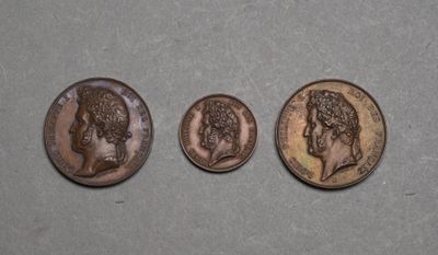 trois types de pièces différents sont représentés sur une surface grise