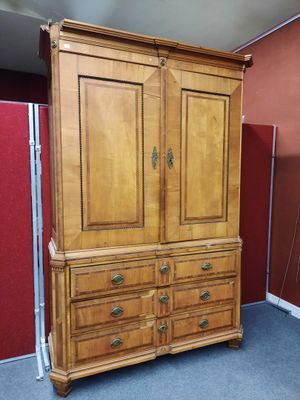 un grand meuble en bois dans le coin d'une pièce
