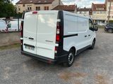 une camionnette blanche garée dans un parking