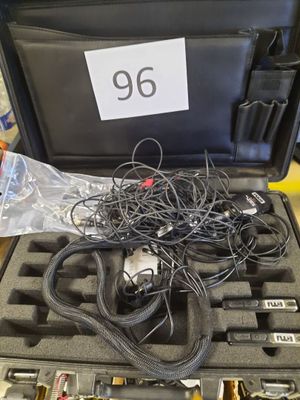 un boîtier noir contenant des fils, posé sur une table