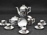 photographie en noir et blanc d'un service à thé composé de tasses et de soucoupes