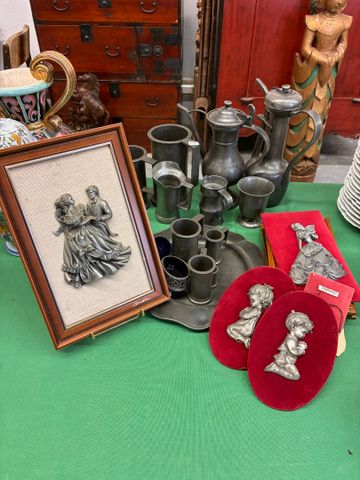 Important lot d’étain : mesures, aiguières, pichet, plat, timbale...