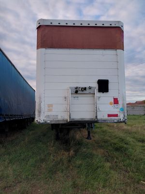 deux camions garés l'un à côté de l'autre dans l'herbe