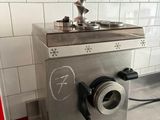 une machine posée sur le comptoir d'une cuisine
