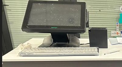 un ordinateur sur un bureau avec un clavier et une souris