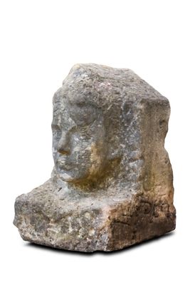 une image représentant une tête sculptée dans la pierre sur fond blanc