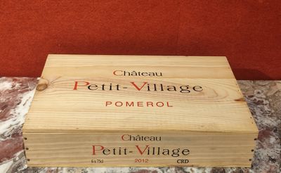une boîte en bois sur laquelle est apposée une étiquette de vin