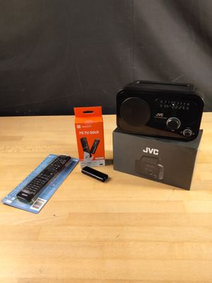 Lot d'une télécommande Philips, 1 MI TV Stick et une radio J…