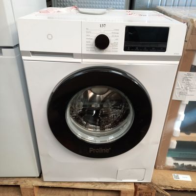 une machine à laver posée sur une palette dans un magasin