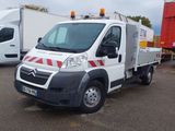 un camion blanc garé dans un parking