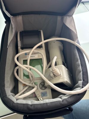 un sac contenant un téléphone portable et un chargeur