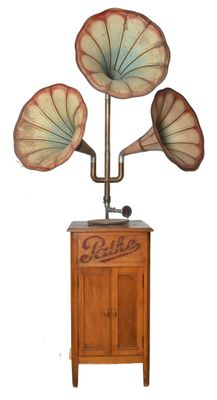 une armoire en bois sur laquelle sont posés trois gramoscopes anciens