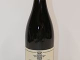une bouteille de vin posée sur une table