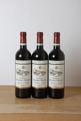 trois bouteilles de vin posées sur une table en bois
