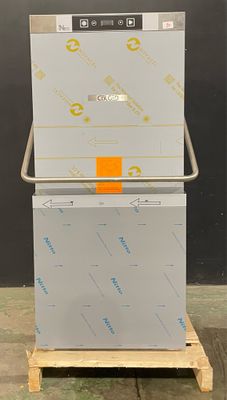 une pile de cartons posée sur une palette en bois