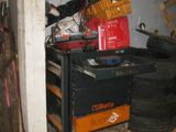 une image d'un garage avec beaucoup de ferraille